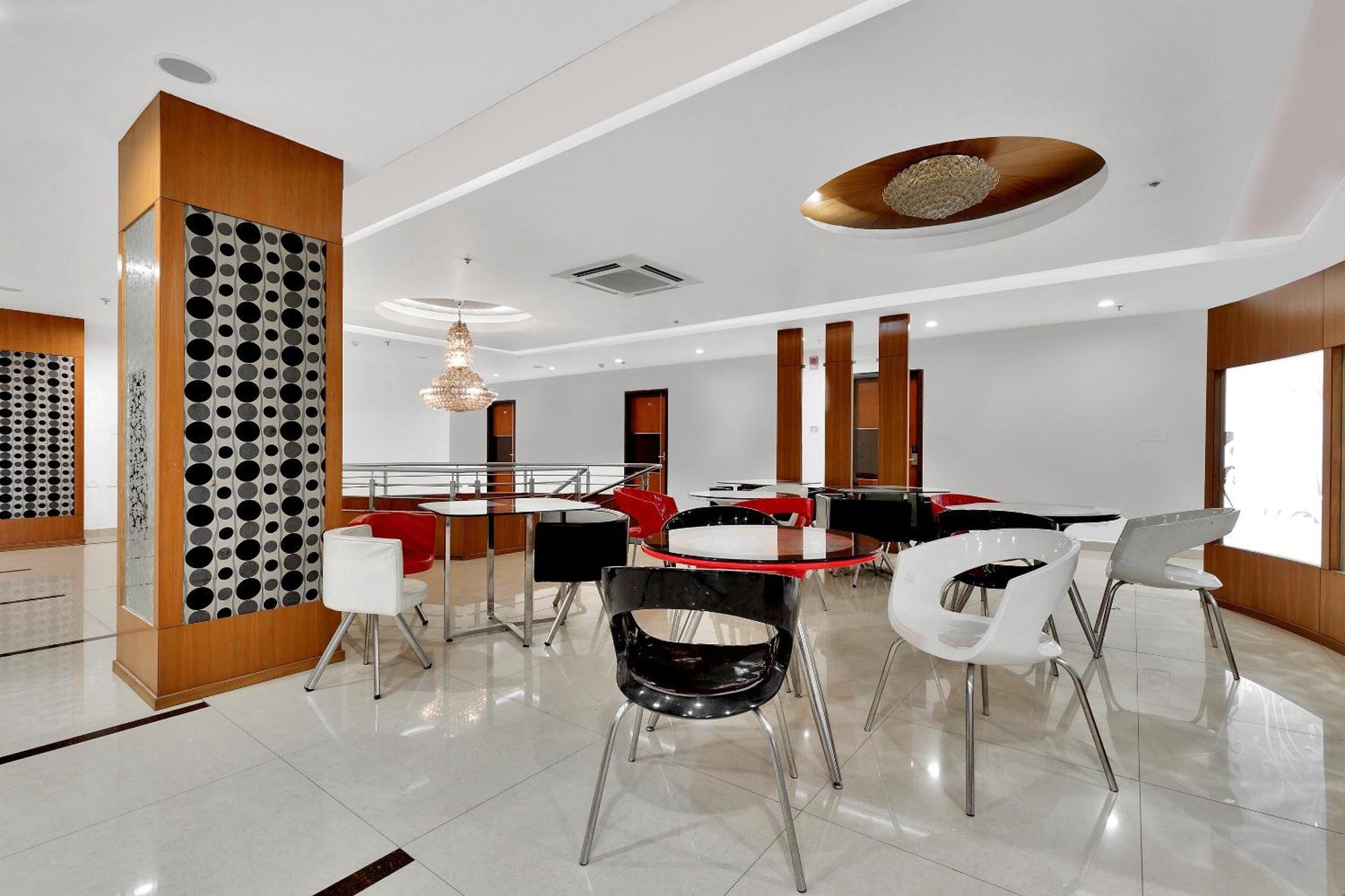 מלון Capital O Rudra Grand Near Kondapur X Road מראה חיצוני תמונה
